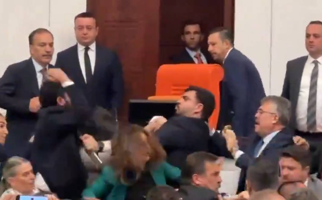 Alpay Özalan'ın Ahmet Şık'a saldırıp kaçmasının yakın görüntüleri ortaya çıktı - Resim: 16